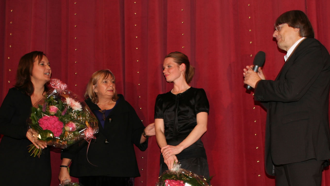 2008 - Regisseurin Caroline Link, Produzentin Uschi Reich und Hauptdarstellerin Karoline Herfurth (von links): Applaus für den Eröffnungsfilm IM WINTER EIN JAHR.