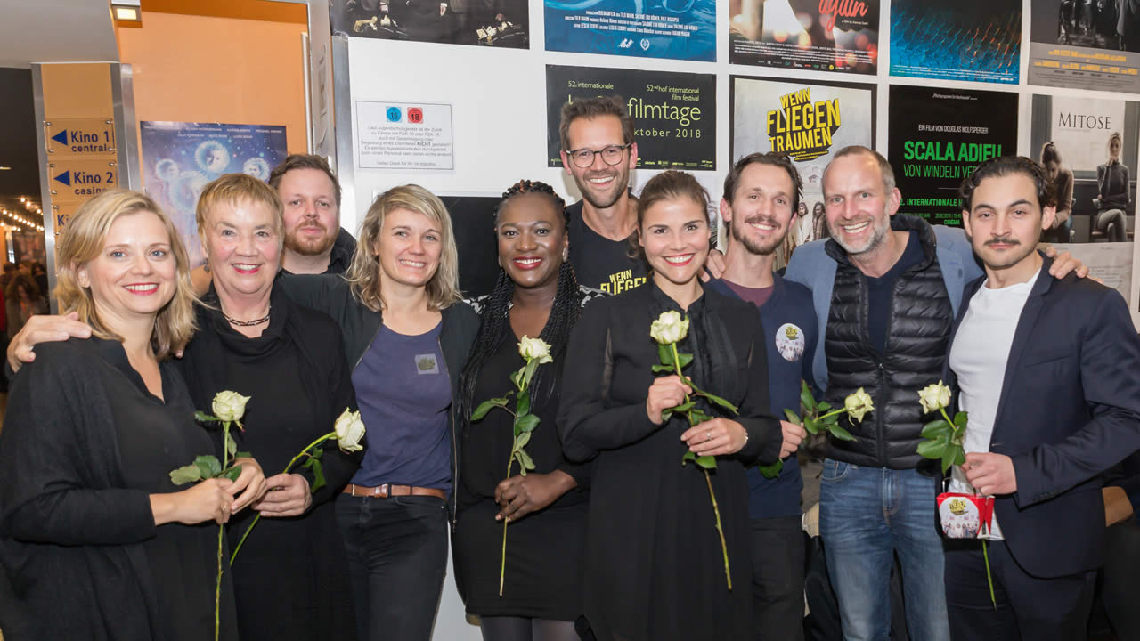 The team of WENN FLIEGEN TRÄUMEN with director Katharina Wackernagel (4th from right).
