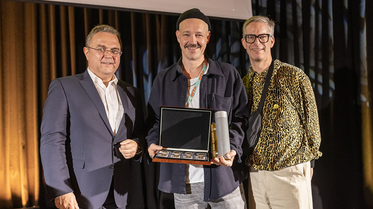 Best direction of a first full-length feature film: The Hof Gold Prize 2022 goes to Karsten Dahlem for CRASH, presented by Dr. Hans-Peter Friedrich, advisory council of the Friedrich Baur Foundation.